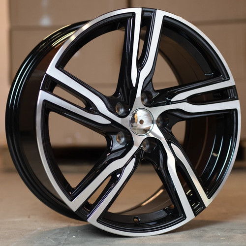 Black volvo r 5 - x4,